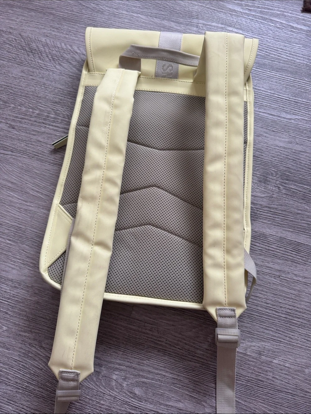 Rains sleek rolltop